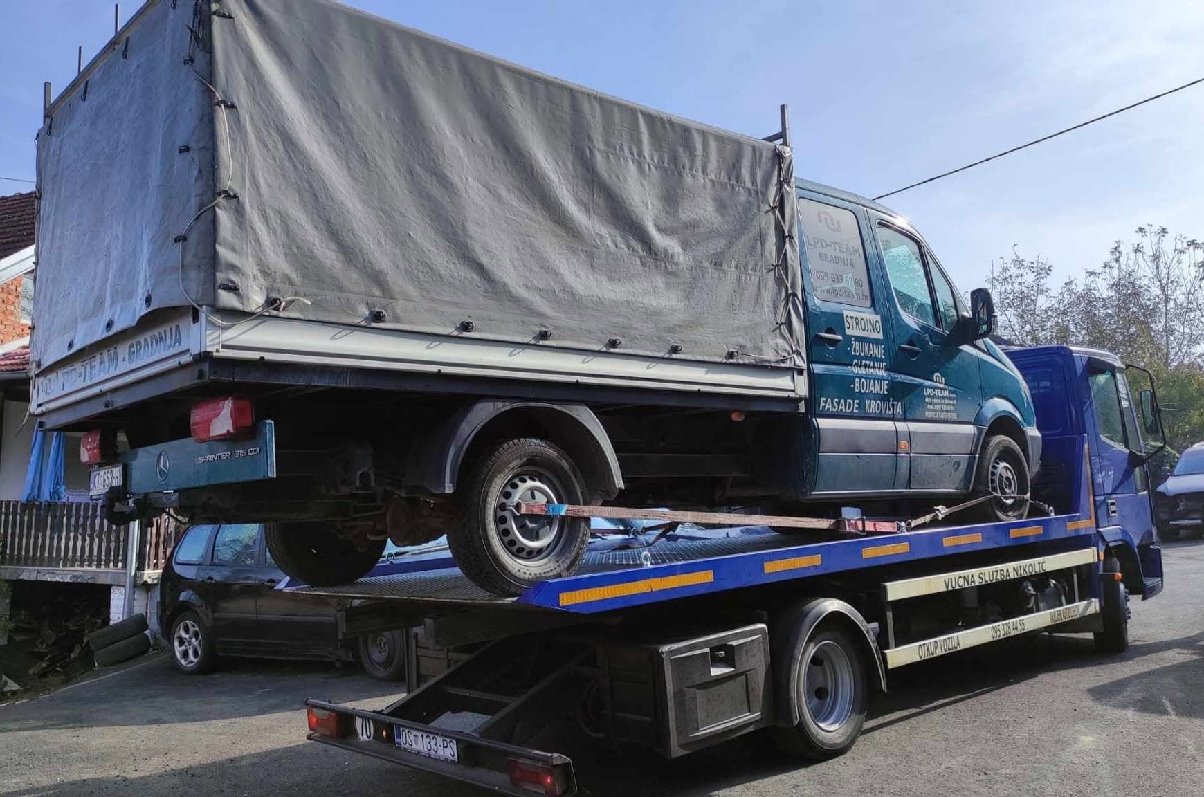 Mercedes Sprinter van loaded on a Nikolić flatbed